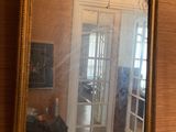 un miroir accroché au mur d'une pièce