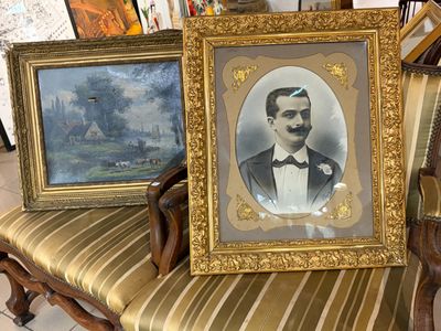 une photo d'un homme en smoking et une photo d'un homme en smoking assis sur une chaise