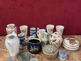 une table sur laquelle sont disposés de nombreux vases de styles variés
