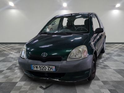 la photo d'une voiture verte garée dans un garage