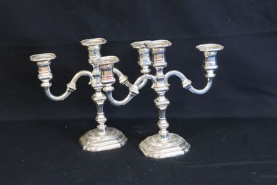 paire de candélabres anciens en métal argenté avec bougeoirs