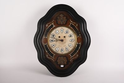 une horloge accrochée au mur de la pièce