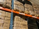 une grande quantité de cartons empilés sur une étagère dans un entrepôt