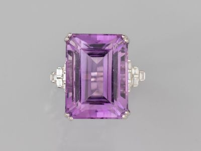 une bague en améthorate et diamants