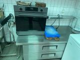 une cuisine équipée d'une cuisinière, d'un four et d'un lave-vaisselle