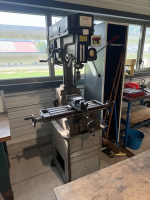 une machine posée sur une table dans une pièce