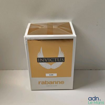 une photo d'un coffret de parfum posé sur une table