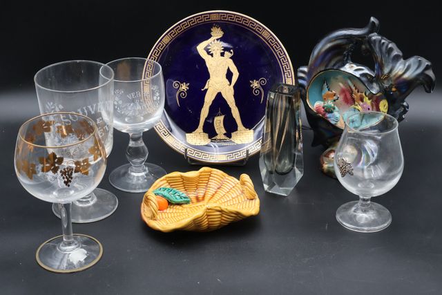 Lot de verres (fête, amitié), lampe coquillage Vallauris, assiett...