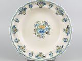 une assiette bleue et blanche ornée d'un motif floral sur le bord