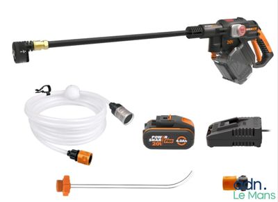 un nettoyeur haute pression Black & Decker muni d'un tuyau, d'un flexible et d'autres accessoires