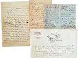 plusieurs vieilles lettres sont posées sur une feuille de papier