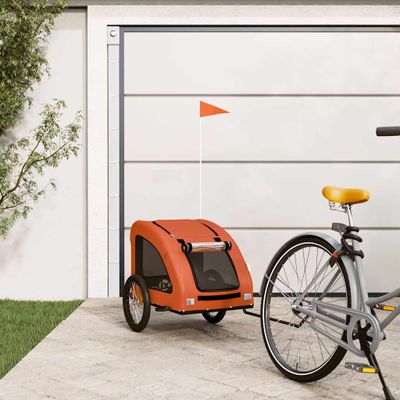 un vélo avec une remorque attelée, à côté d'une remorque de vélo