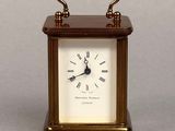 une petite horloge posée sur une table