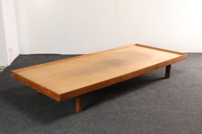 une photo d'une table basse en bois posée sur un sol recouvert de moquette
