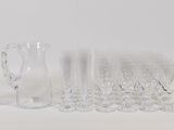 un grand nombre d'objets en verre posés sur une table