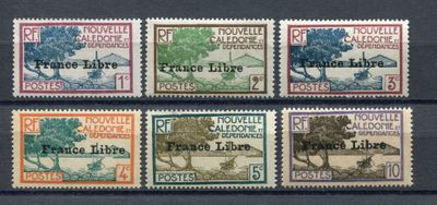 quatre timbres différents représentant des arbres sur un fond noir