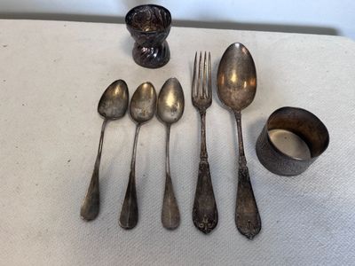 beaucoup de cuillères et de petites cuillères sur une table