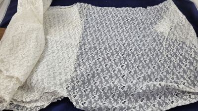 deux vêtements posés sur une table