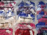 de nombreux sacs de vêtements exposés dans un magasin