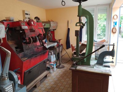 une grande machine placée au milieu d'une pièce