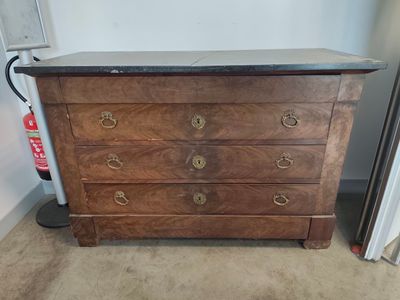 une commode ancienne avec un plateau en marbre dans une pièce