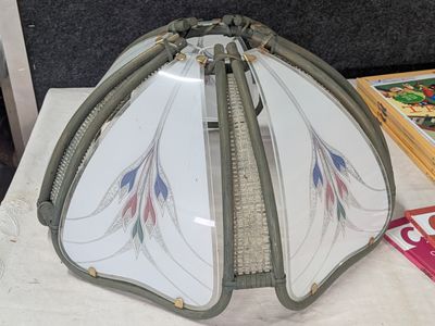 un sac à main posé sur une table à côté d'un livre
