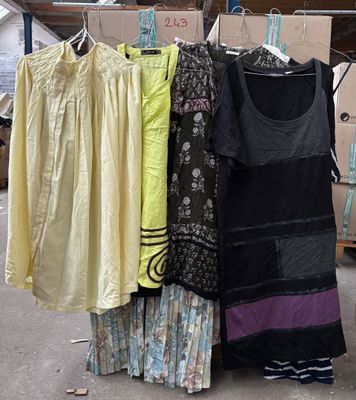 beaucoup de vêtements suspendus à un portant