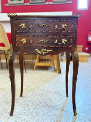 une petite table avec un tiroir dans une pièce