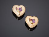 une paire de boucles d'oreilles en amethorate et de boucles d'oreilles en forme de cœur en amethorate