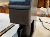 une cafetière posée sur une table dans une cuisine