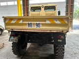 un camion jaune garé dans un garage