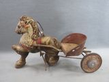 un cheval en bois tirant une charrette munie d'un siège en bois