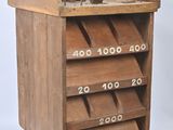 un petit meuble en bois surmonté d'un tiroir