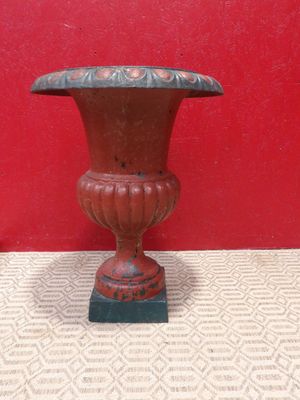 un vase rouge posé sur une table