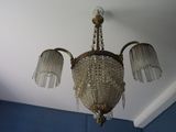 un lustre suspendu au plafond d'une pièce