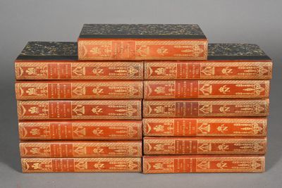 plusieurs vieux livres empilés sur une table