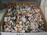 une boîte en carton remplie d'objets divers, exposée dans une vitrine