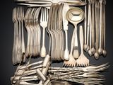 beaucoup de fourchettes et de cuillères sur la table