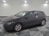 La Volkswagen Golf est garée dans le garage, sur un sol à damier.