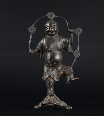 une statue en bronze représentant un homme tenant une épée et un poisson