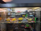 une vitrine contenant un grand nombre de petites voitures