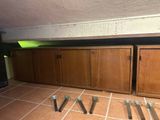 une photo d'une cuisine avec une cuisinière et des placards