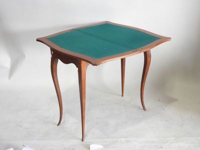une petite table recouverte d'un plateau vert