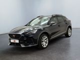 une voiture noire garée dans une pièce au sol noir