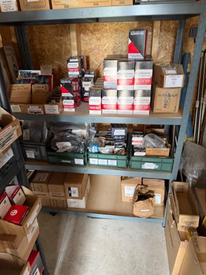 de nombreux cartons et boîtes sur une étagère dans une pièce