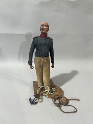 une figurine représentant un homme debout sur une corde