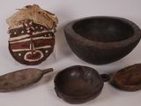 un bol, une cuillère et d'autres objets posés sur une table