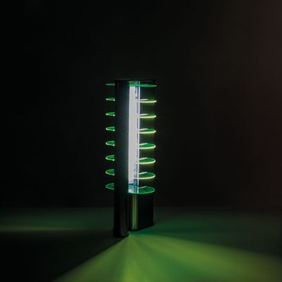 une lampe noire avec des lumières vertes qui brillent dans le noir