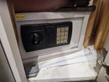 un petit coffre-fort dans un coin de la salle de bains