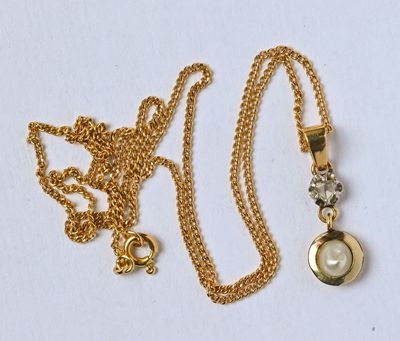 Pendentif en or 18K (750/oo) de 2 tons retenant une perle bo…